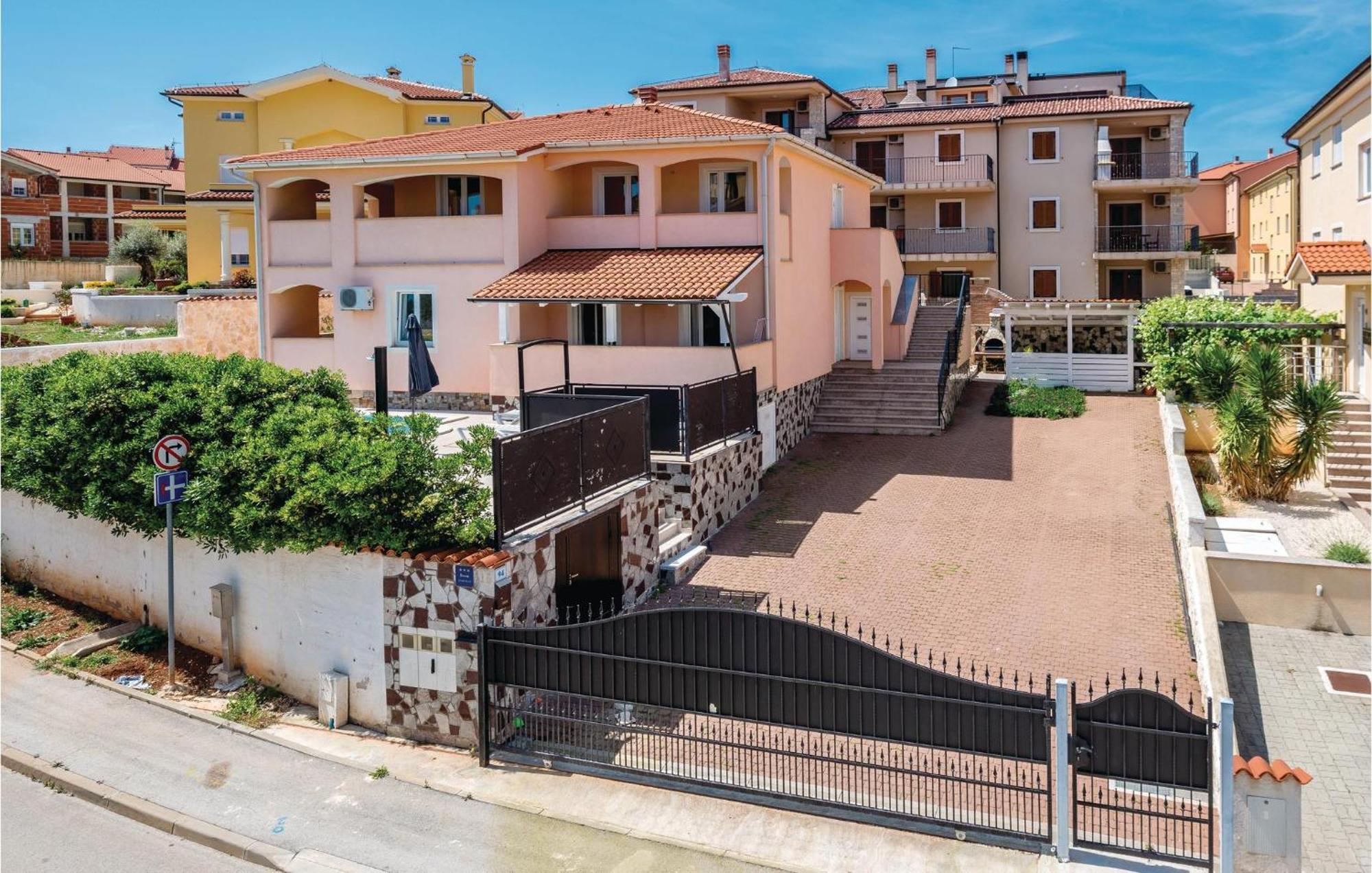 7 Bedroom Stunning Home In Ližnjan Esterno foto